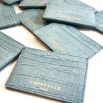 porta-cartões de couro azul coco